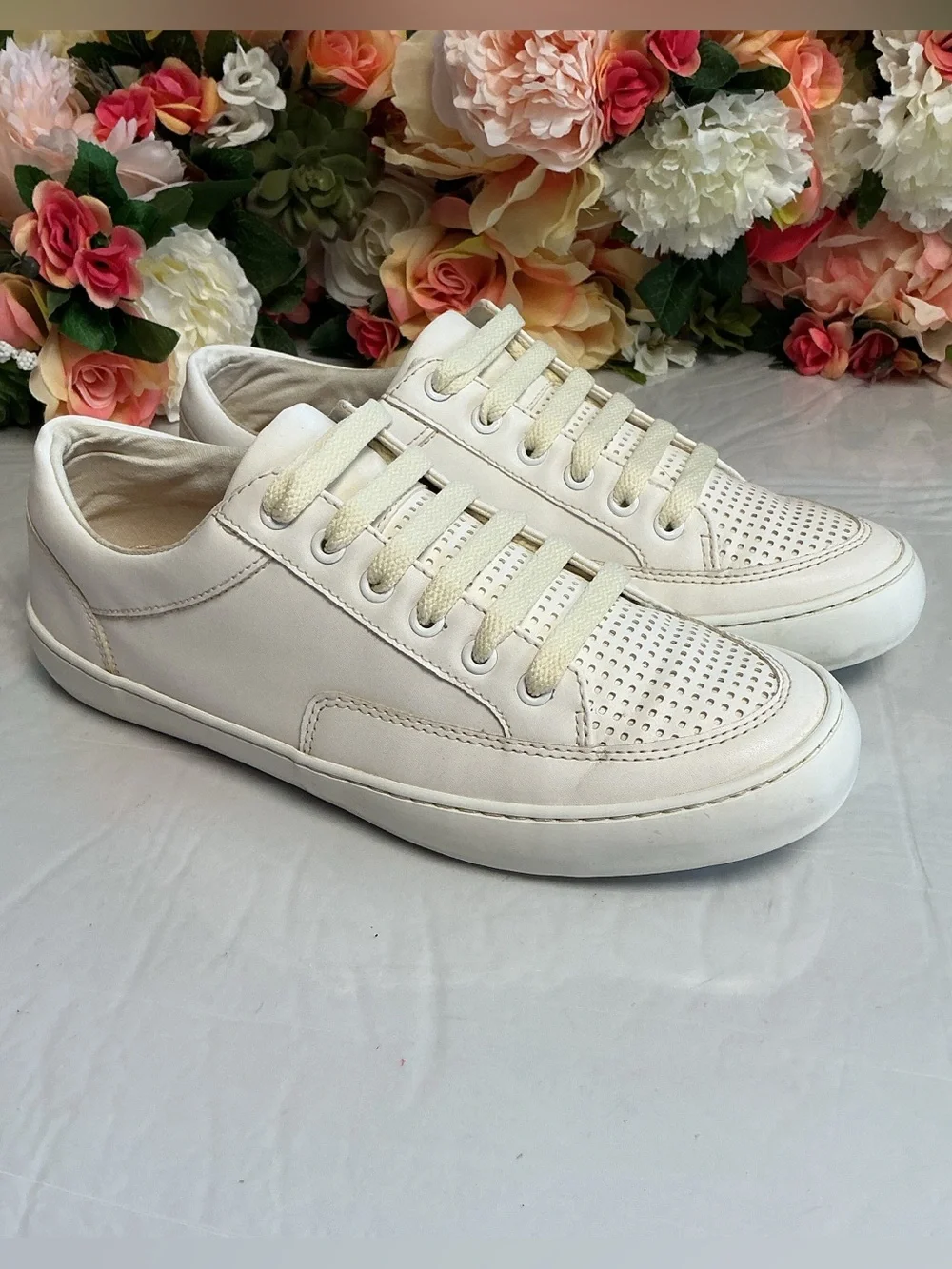 Banana Republic Perforated Sneaker Burnt White Lace-Up Casual Shoes 7.5